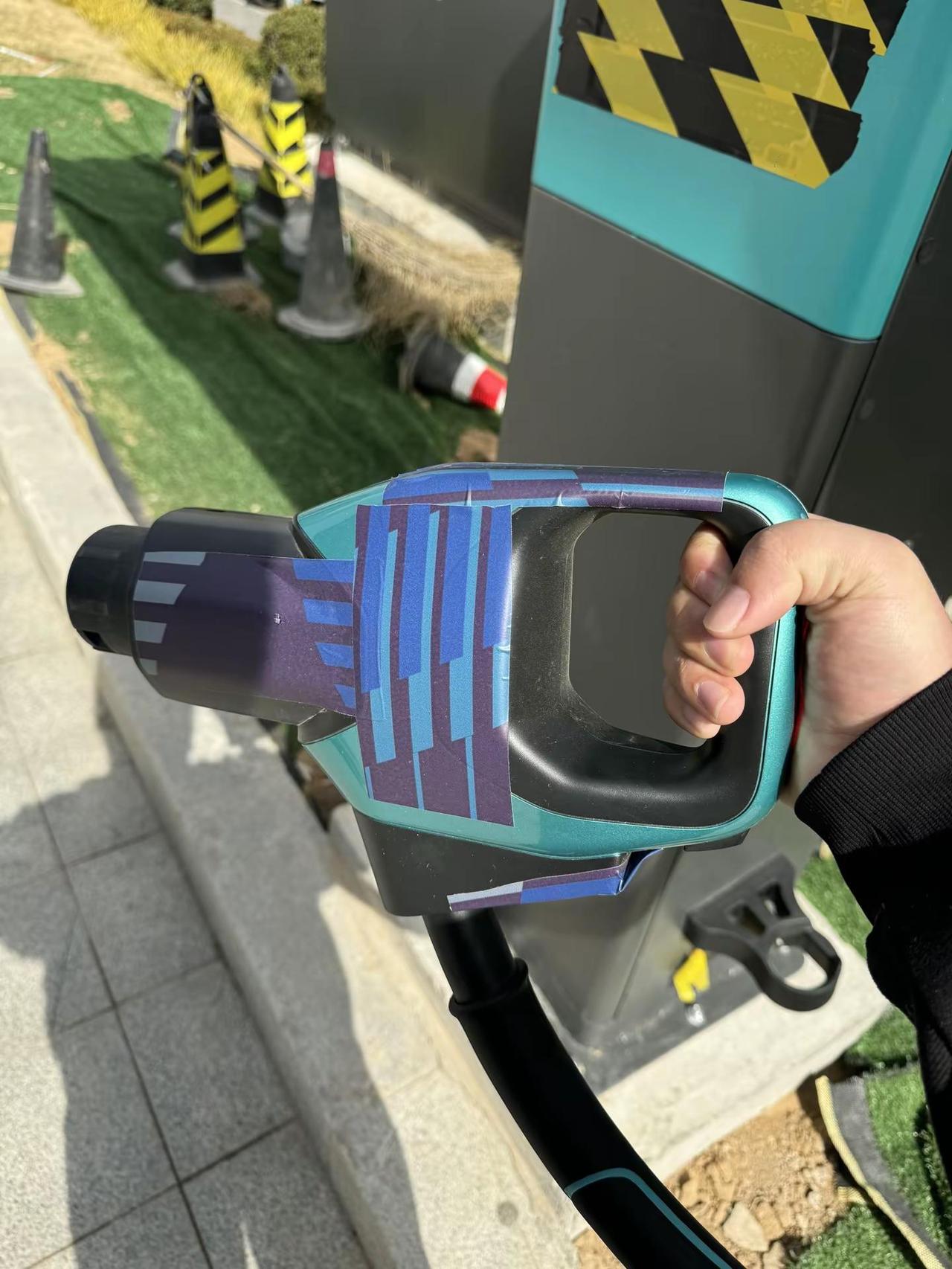 比亚迪兆瓦闪充2.0要来了？路上看到的比亚迪充电桩，据说能到达1500kw的充电