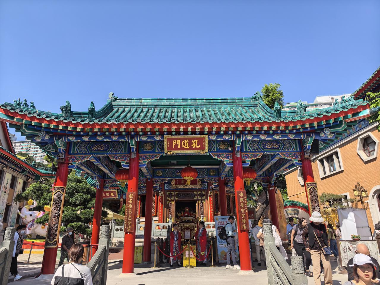 香港黄大仙庙的建筑风格极具中国古典庙宇特色，融合了传统建筑艺术与风水理念。祠内有