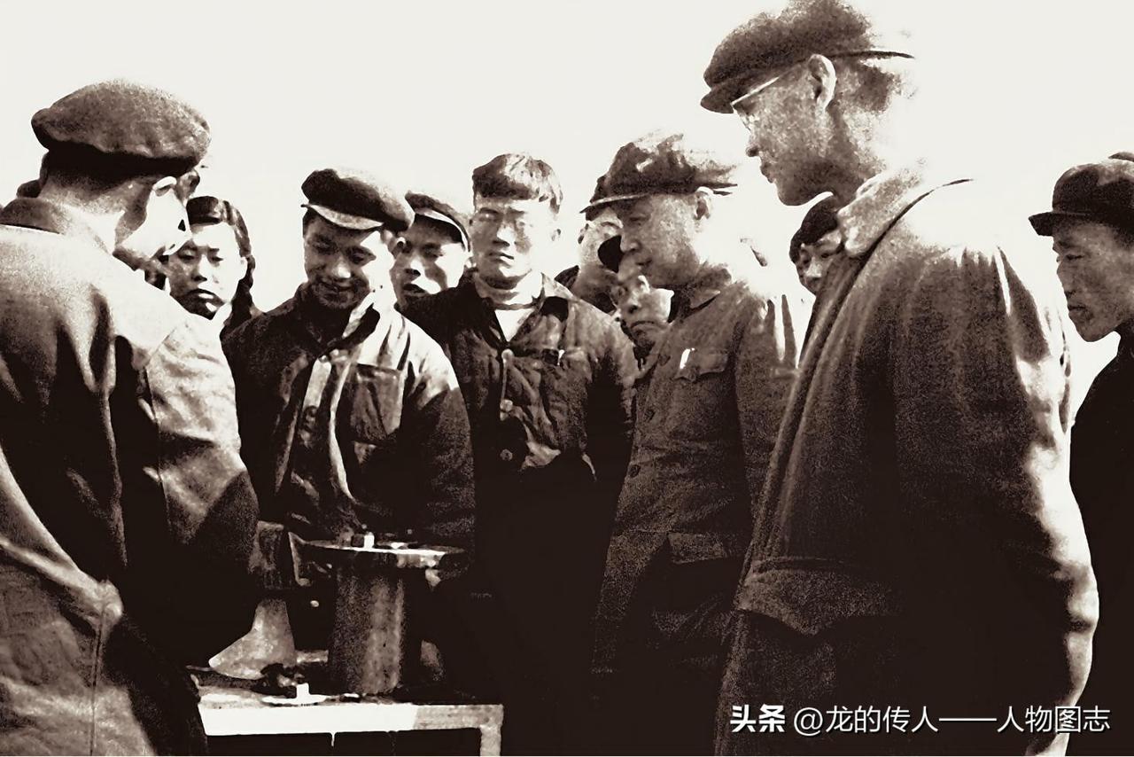 1960年，钱学森（前排右二）在中国科技大学观摩并指导学生们做实验