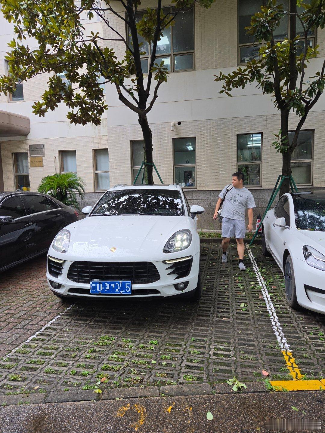 同事买的保时捷官方二手车，15 年 Macan S，你们猜价格多少钱？价格放在评