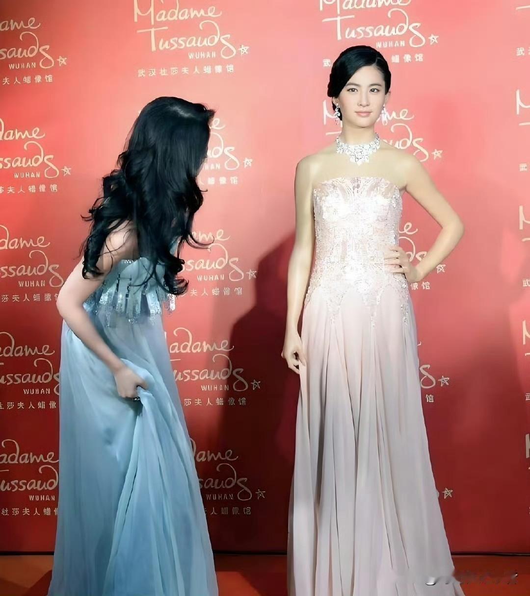 刘亦菲的蜡像太丑了，一点不像，太柔和，眼神不一样。
很多明星都有蜡像，有的真像，