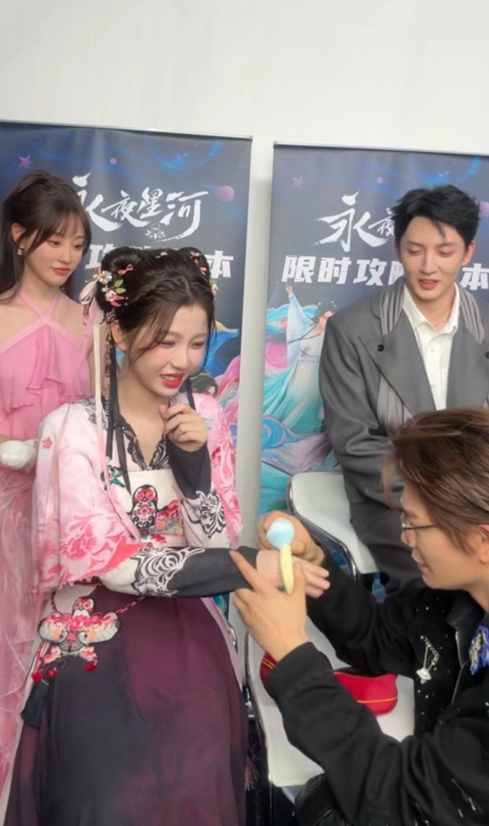 #虞书欣丁禹兮复刻戴戒指名场面##虞书欣戒指变手镯# 谁懂啊！怎么戒指变手镯啦！
