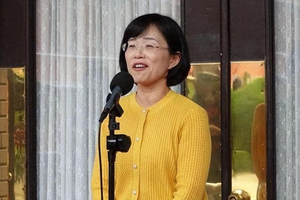 国民党发言人、新北市议员江怡臻表示，最新民调不只是数字，而是趋势的讯号。首先，这