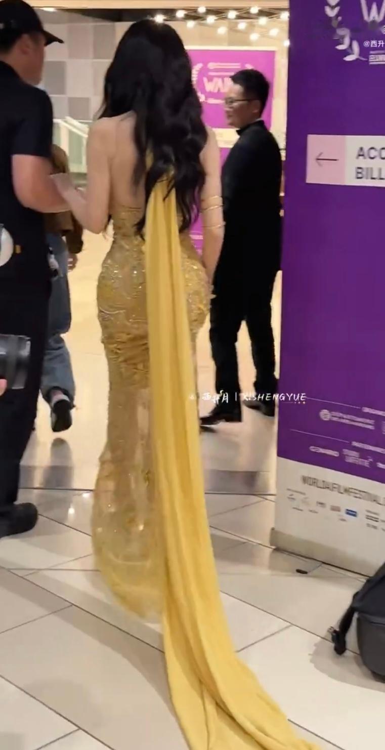 我的天啊…虞书欣这个背影… 