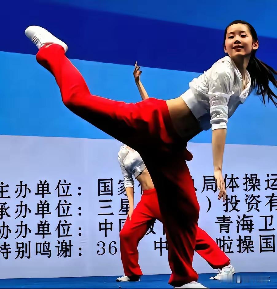 本来挺期待章泽天的播客，毕竟挂着清华的名头。可一听下来，全程手舞足蹈、话却空洞—