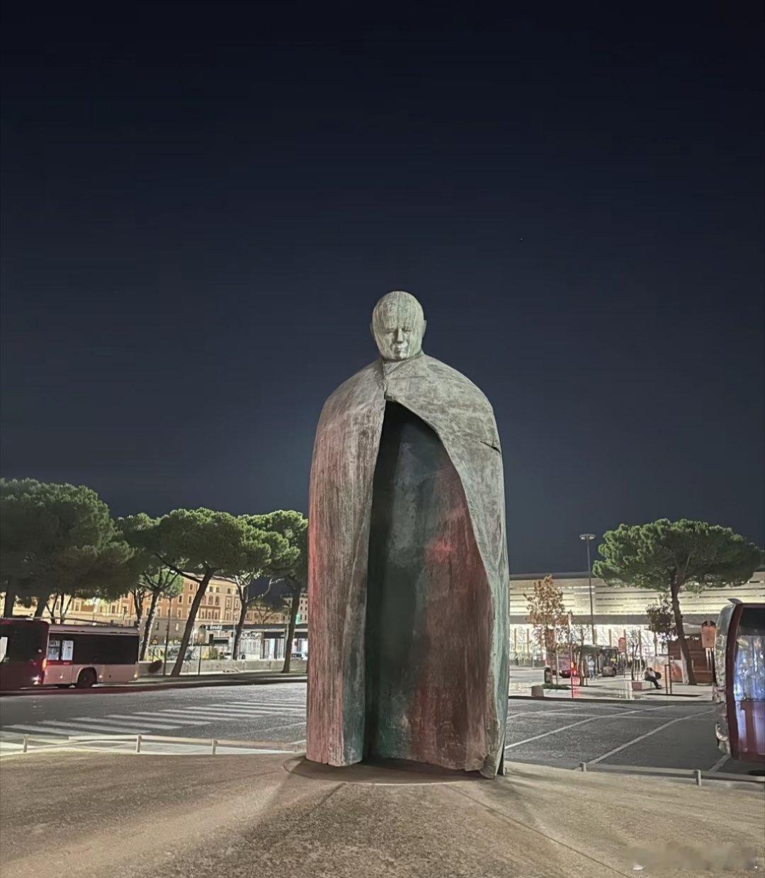 四爷你怎么在罗马网友在罗马街头偶遇一尊神似四爷的雕像，那姿势简直和《步步惊心》里