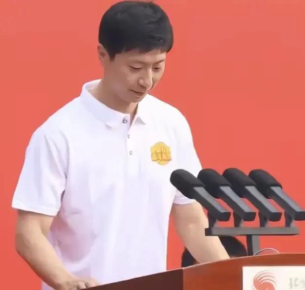 马龙还是很有上进心的，如今都财富自由了，妻子夏露也是满世界的旅游，可是马龙自己不
