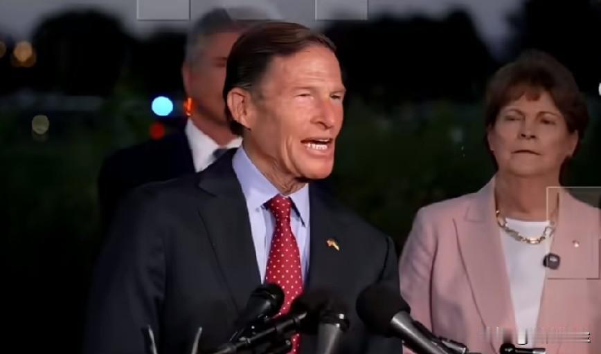 美国参议员理查德·布卢门撒尔在美国众议院通过一项制裁俄罗斯和伊朗的法案后叫嚣:“