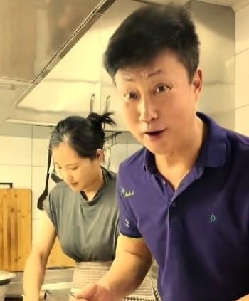 军旅歌唱家耿为华，被小14岁的第一任歌迷妻子骂“抠门”，转身她就嫁了富商。
如今