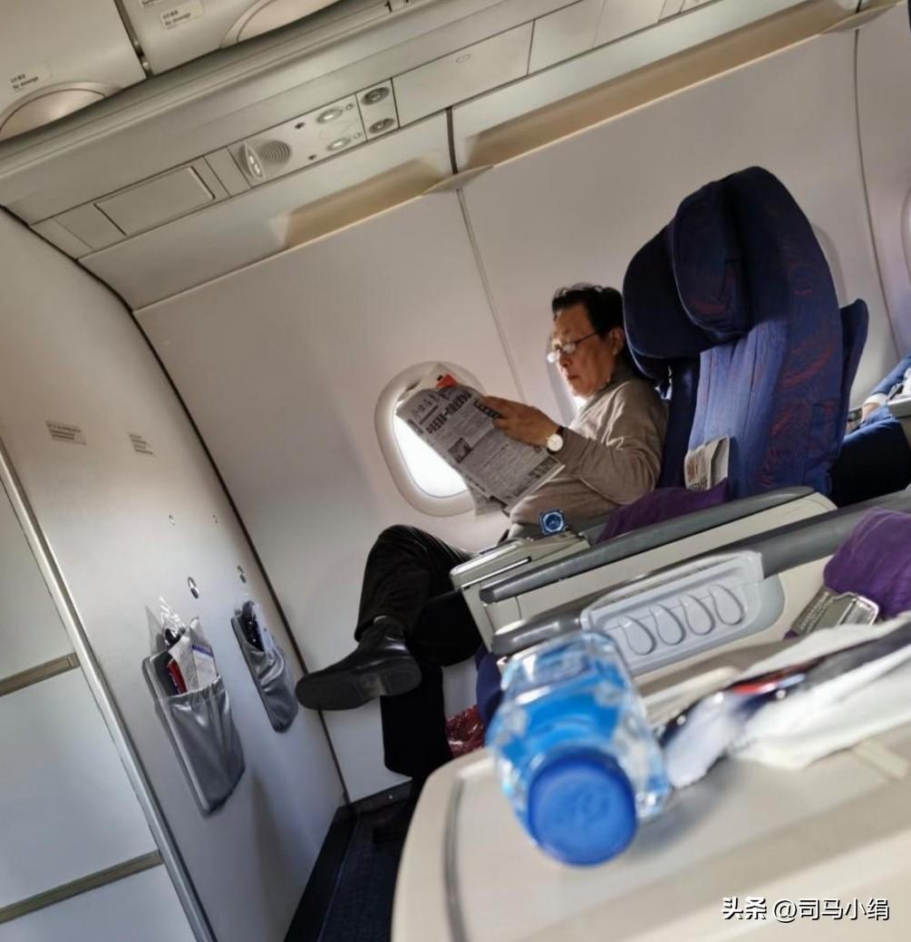有一位网友在航班的头等舱里偶遇73岁的国家一级演员唐国强，也许他演的反面大领导演