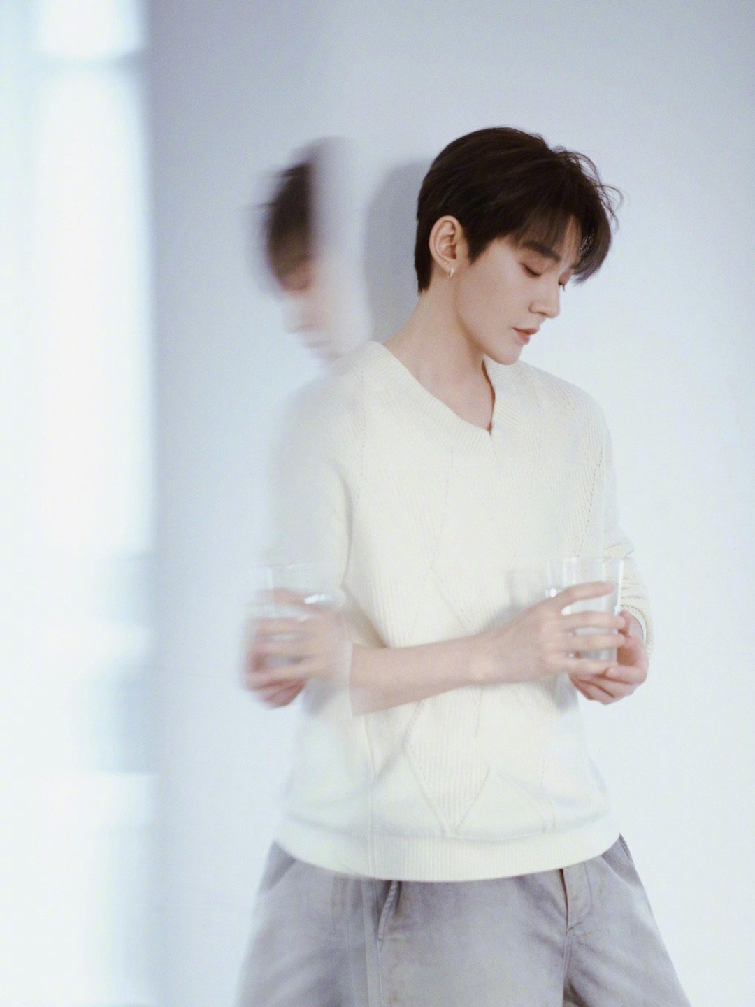 邓为休闲穿搭优雅随性 邓为今日以一身复古慵懒的休闲造型亮相，身着米色V领菱格纹羊