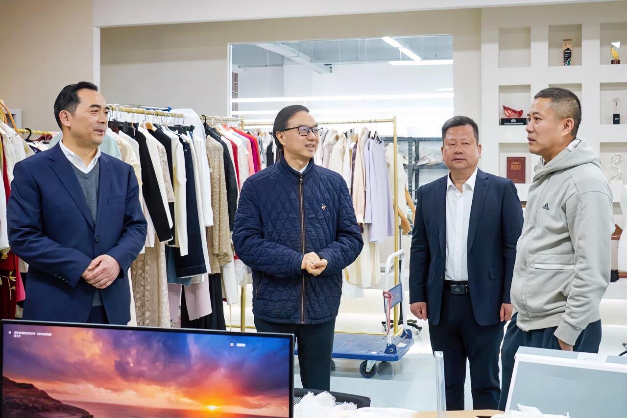 3月10日下午，苏豪控股集团党委书记、董事长周勇以“四不两直”方式，赴苏豪文化科