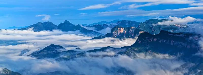 国庆鹤辉高速风景美如画
远处的太行山巍然屹立，如同一幅大气磅礴的水墨画卷。淡淡的