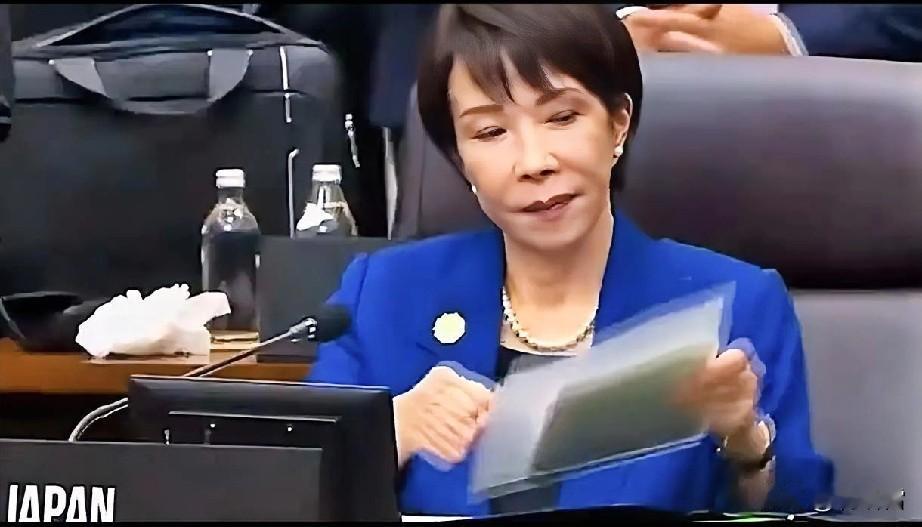 高市早苗的头发和发型几年都没变，疑似她戴的是假发，主要是她自己曾透露她每天只睡一