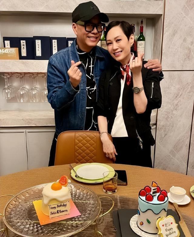 65岁欧阳震华庆生晒出夫妻合照，身材纤瘦状态依旧紧致，招牌笑容还是那么讨喜 