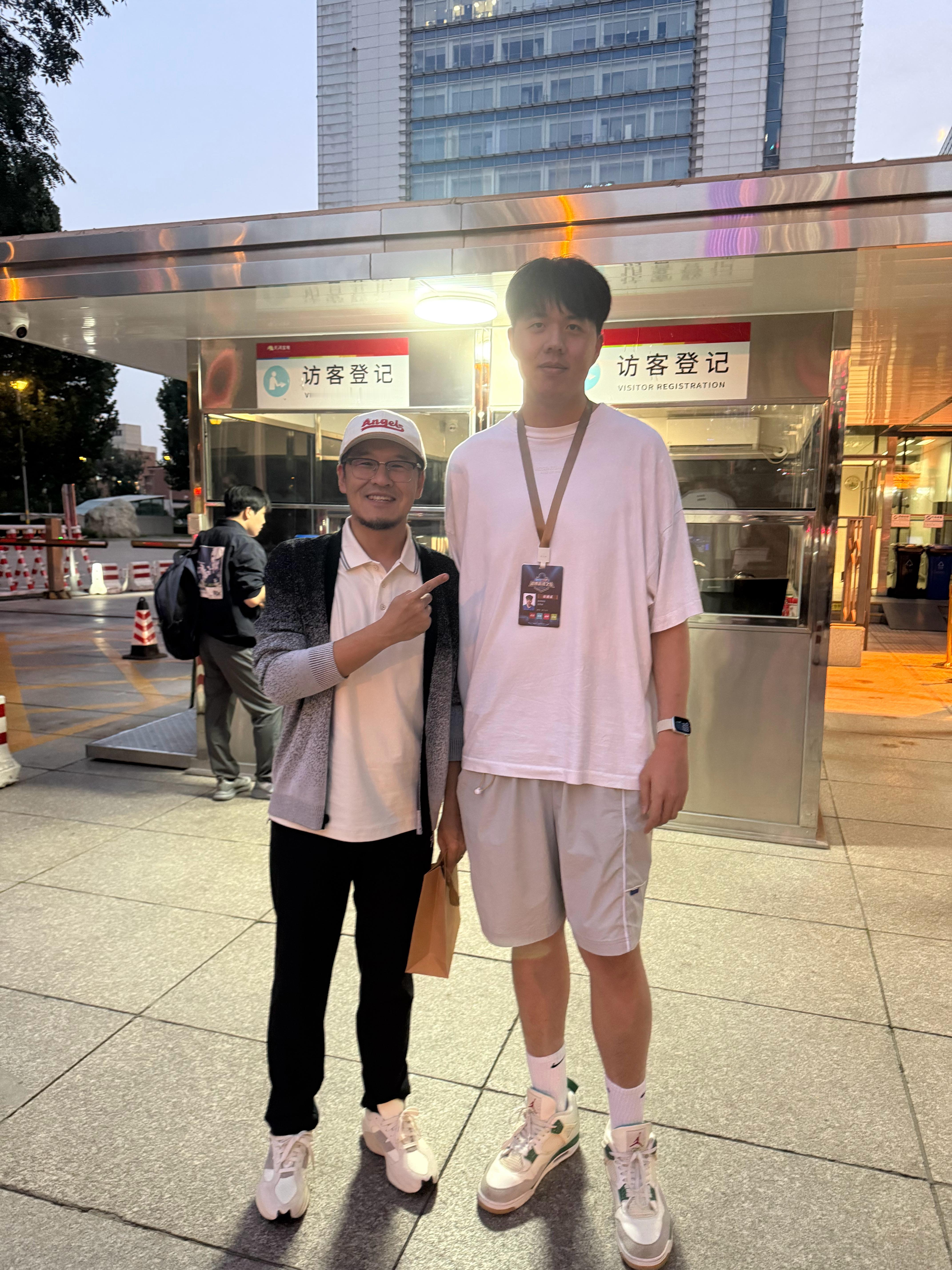 昨天晚上去北京台参加微博篮球的大会，主办方留了个电话，说到门口打这电话，有人接我