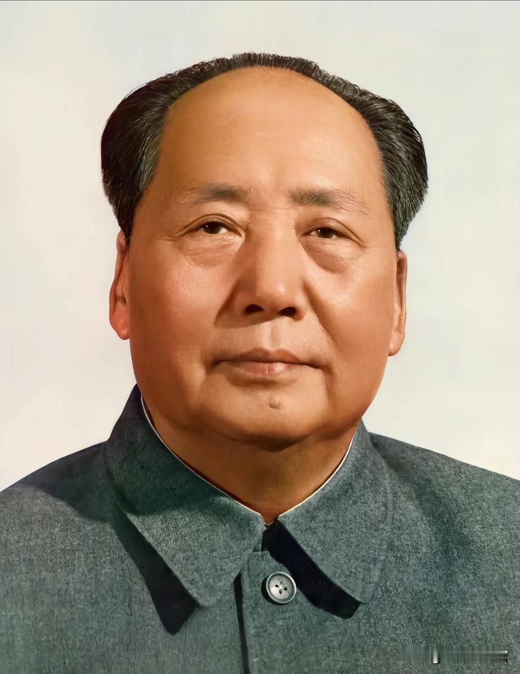 这是经典的毛主席标准肖像。目光深邃从容，气度恢弘沉稳。一生心系苍生，带领中国人民