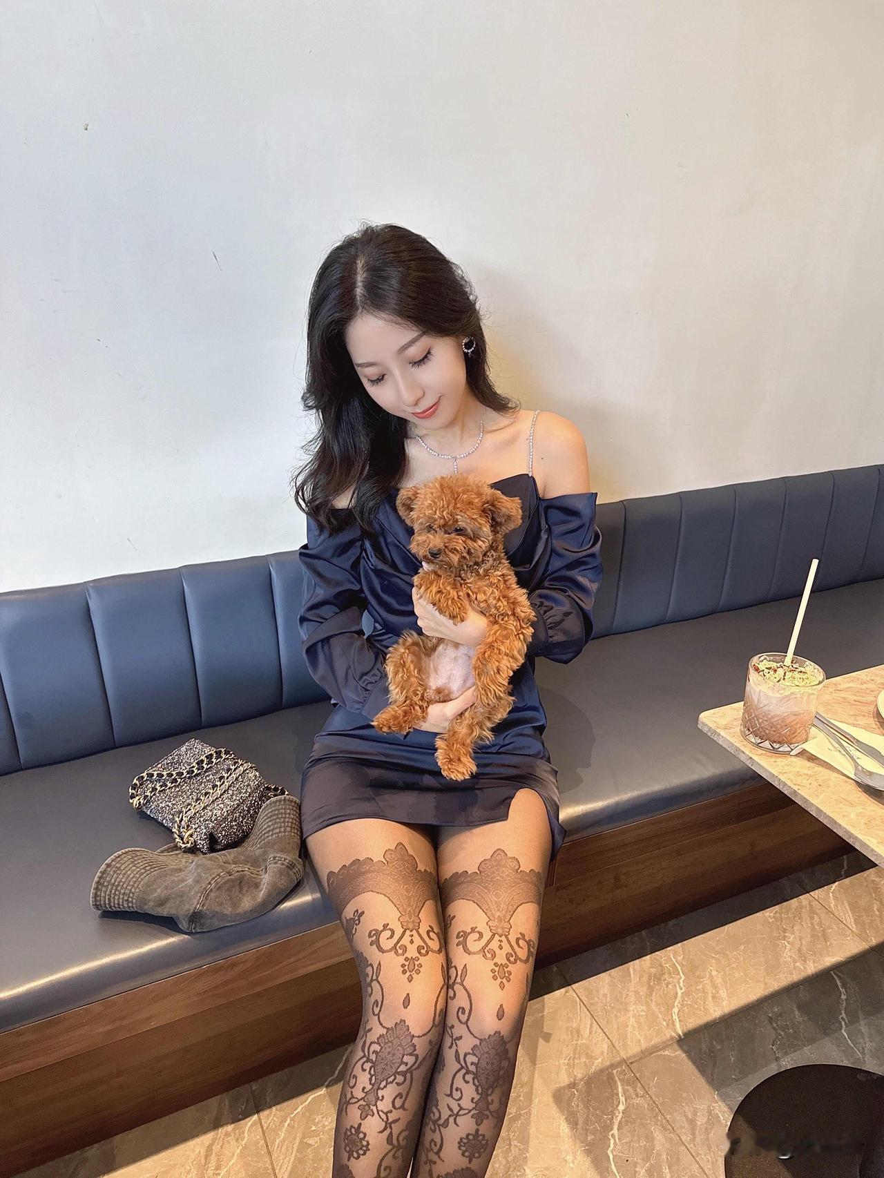和小狗过周末啦~~🐶||虽然外面下着雨
但是一点都不影响我和小狗一起过周末呀