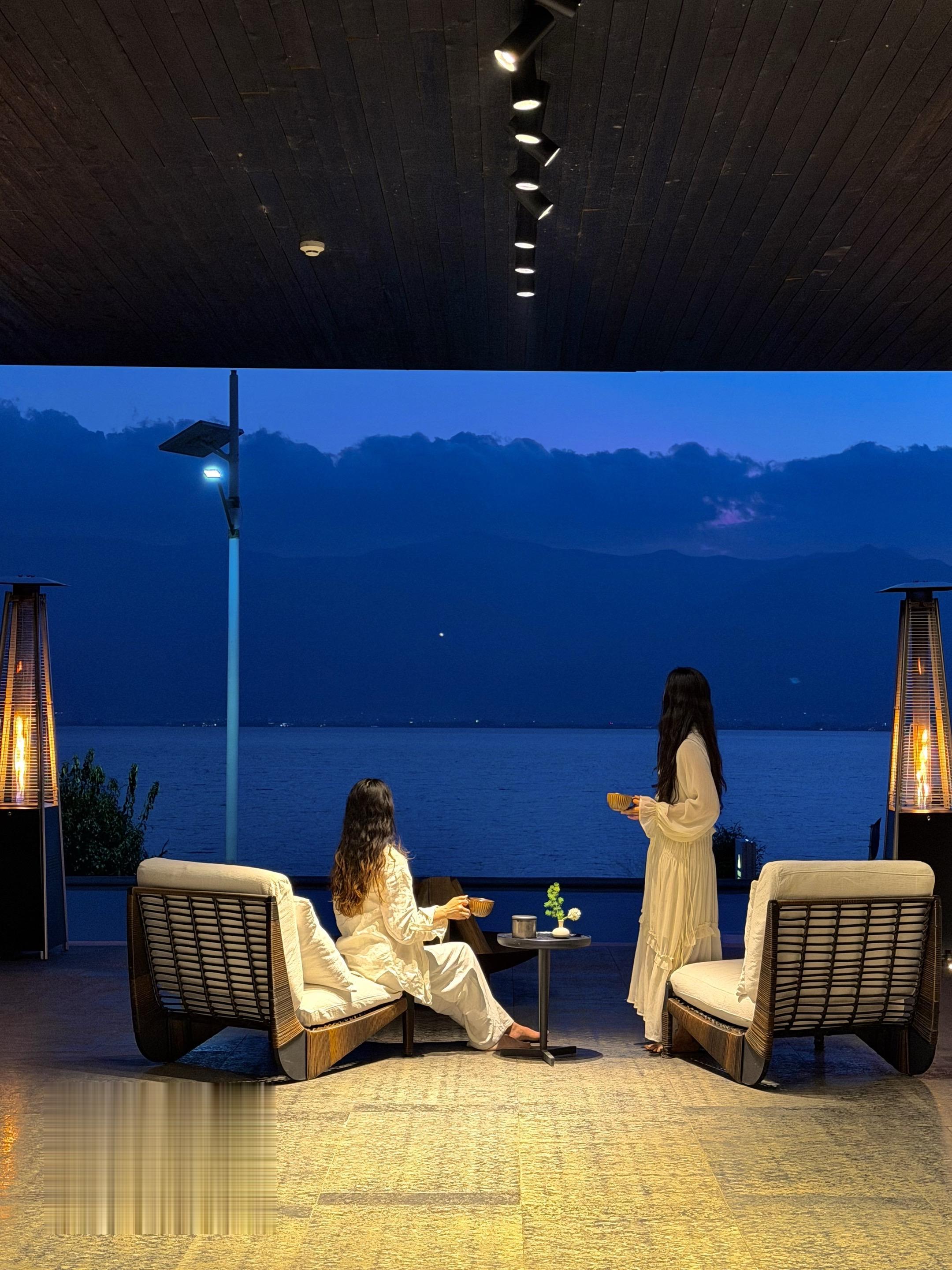 大理的lalaland🌃 蓝调，微风，聊天…… 每天在大理的日子 只...