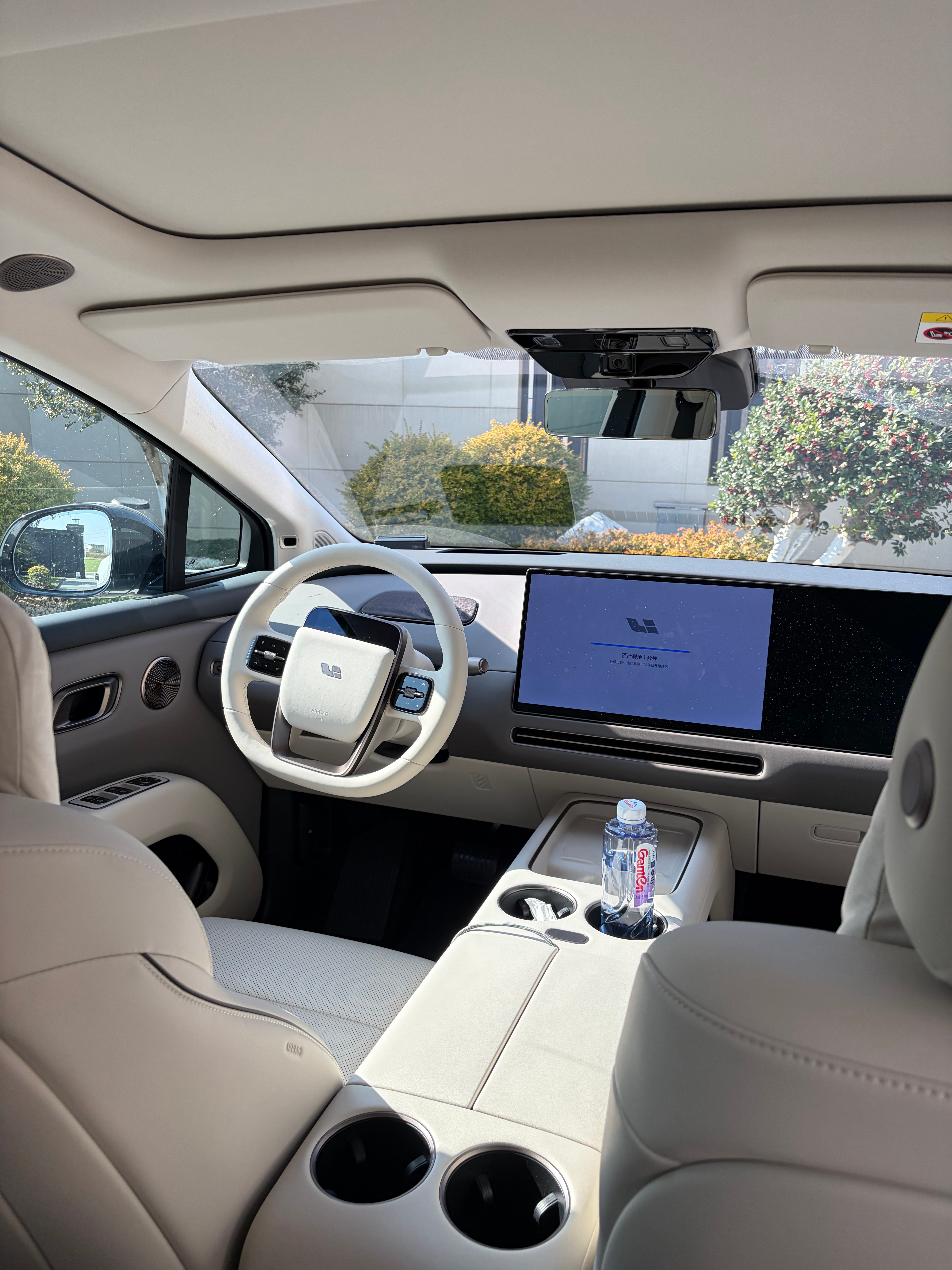 给理想i8 OTA，才发现现在OTA途中也可以打开车门了？