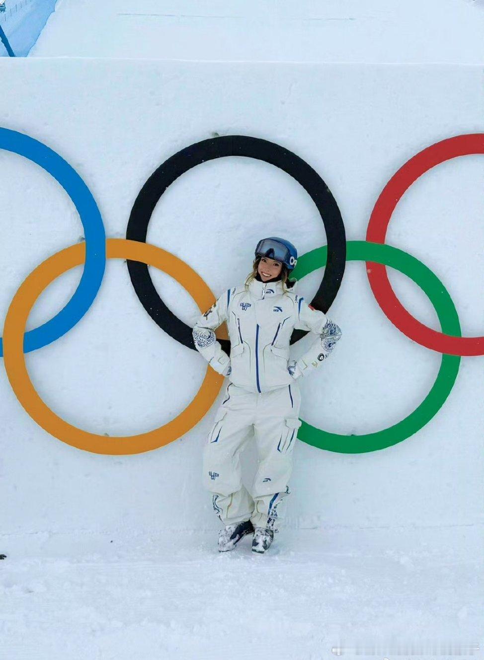 谷爱凌青花瓷龙战袍绝美荣耀续写，银辉亦如龙鳞璀璨！安踏青花瓷龙战袍，见证谷爱凌米