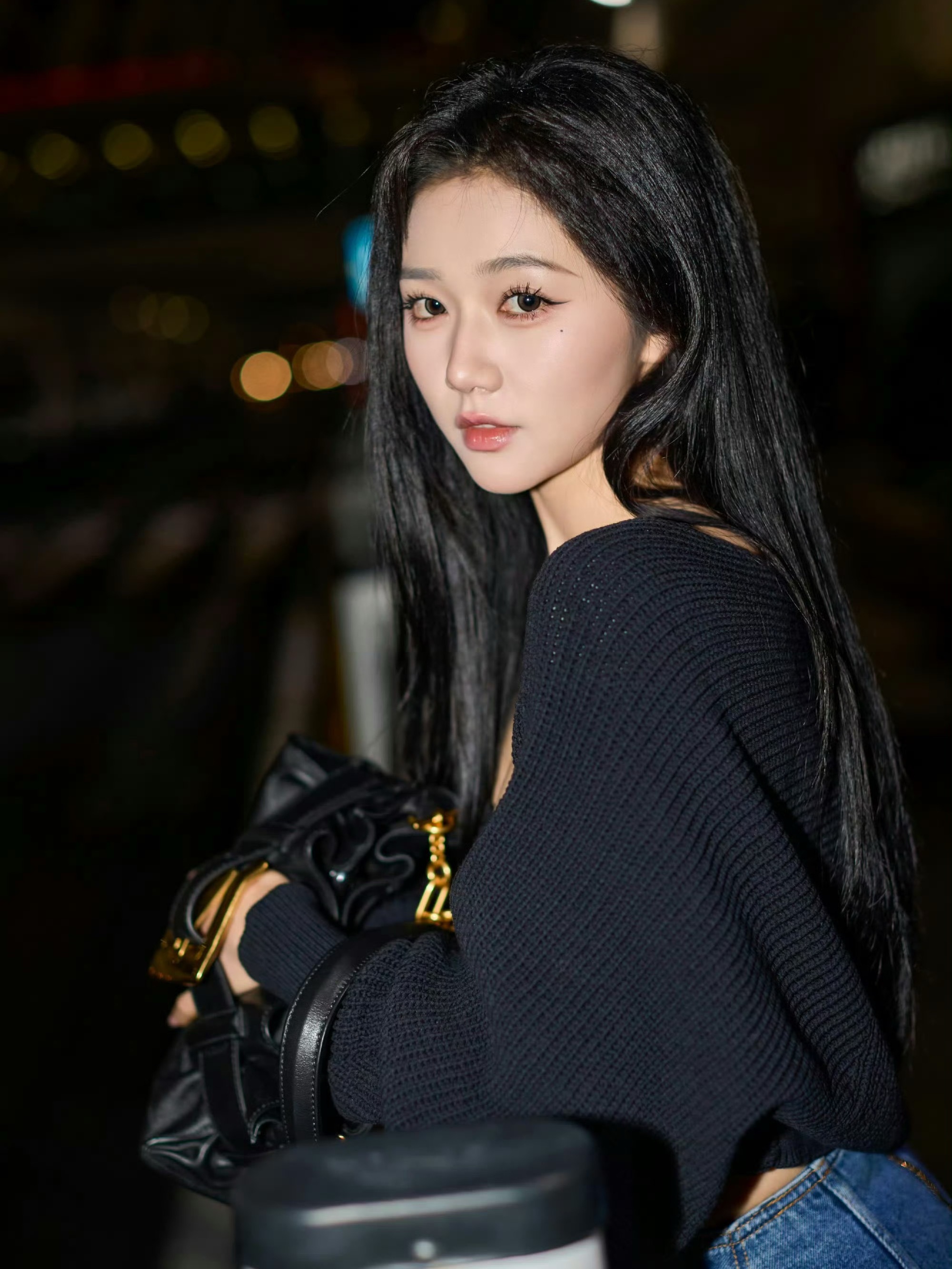 岳雨婷出发巴黎时装周岳雨婷🛫巴黎时装周，将亮相BALMAIN和ELIE SAA