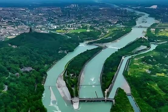 我突然懂了，为什么一定要请马克龙看都江堰！

​表面看，这是一处两千年的风景。但