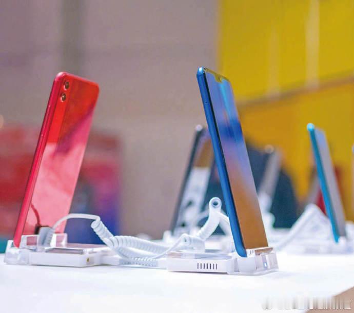 【豆包AI手机正式恢复销售 此前辟谣被约谈】12月16日，根据中兴商城官网显示，