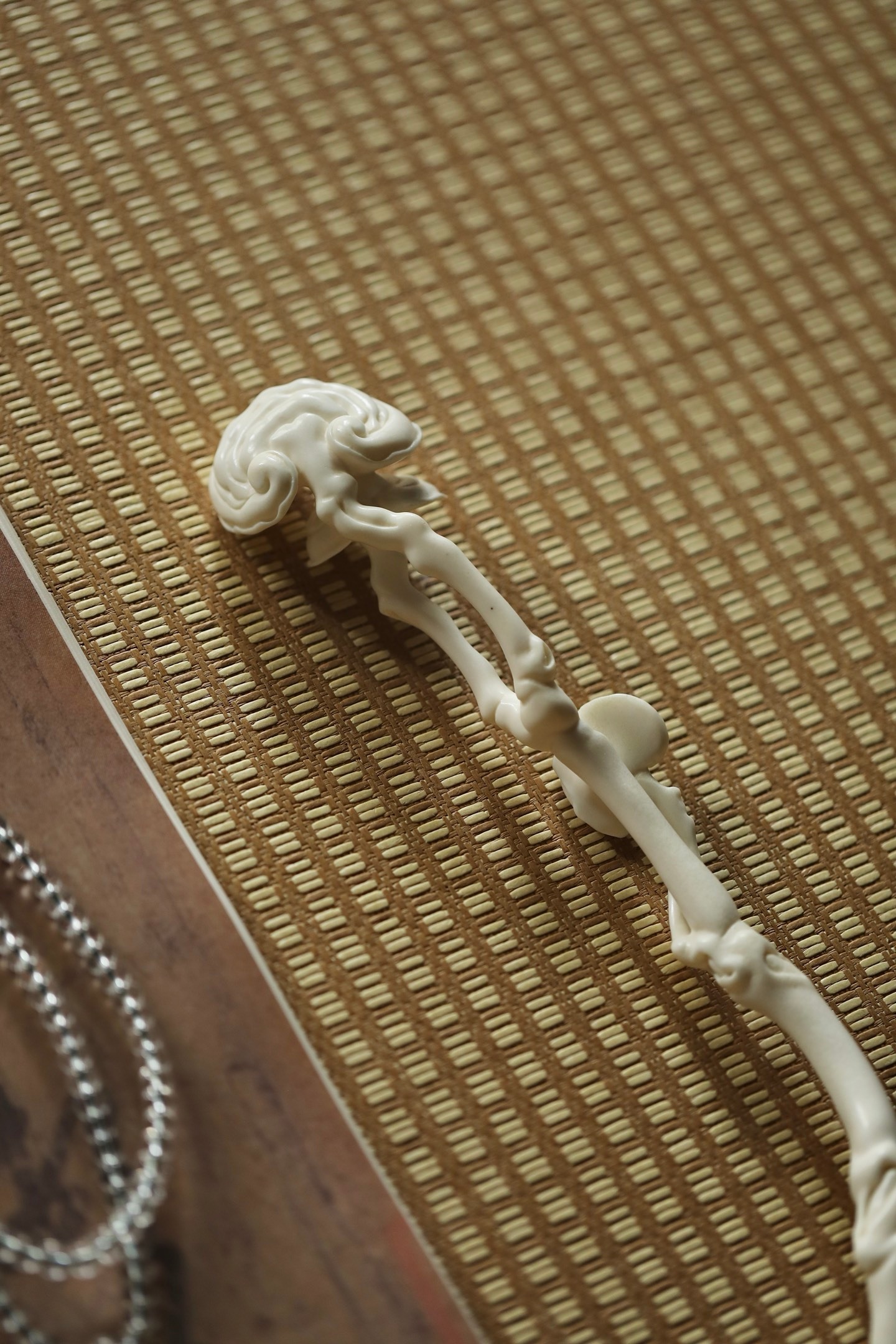 鹿角 | 灵芝如意取灵芝之形，呈“如意头”之制式。柄身修长，曲度婉转，仿天然菌盖