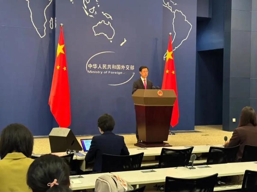 一向以“温良恭俭让”著称的中国外交部，这次真的掀了桌子。
发言人郭嘉昆在记者会上