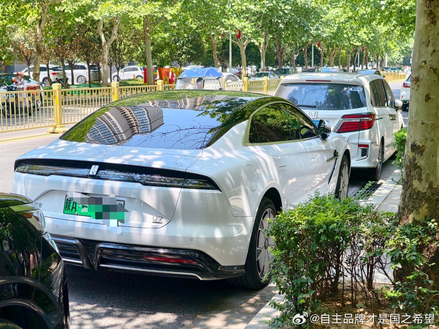 曲江路边已经看到仰望U7了 非常显眼还是白色好看和我白色的Z9gt一样好看顺便说