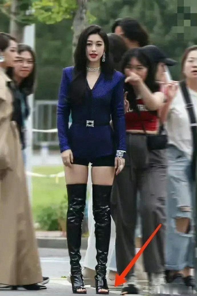 这是我头一回见到露脚趾的靴子。 ​​​