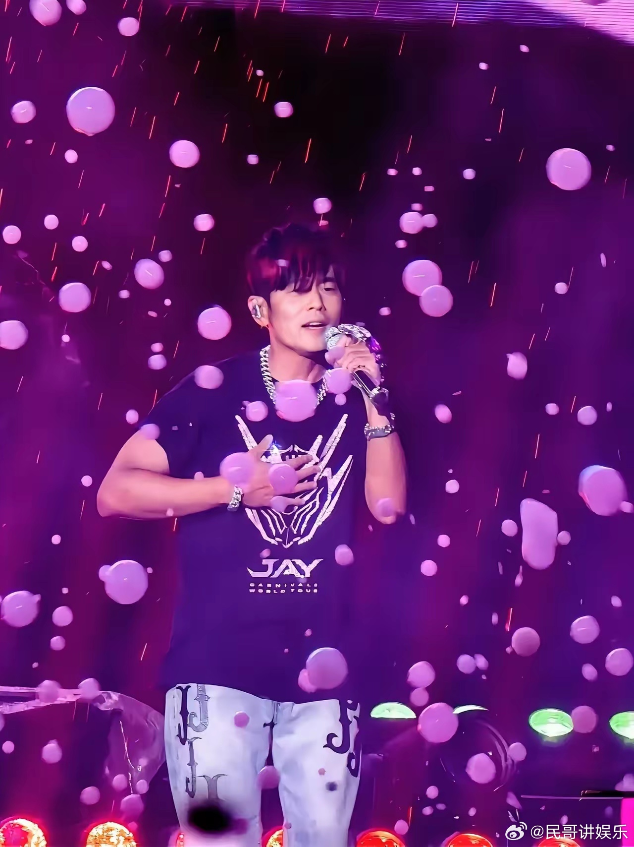 发现一个有意思的事只要是周杰伦的新闻不管新专辑还是演唱会，现在的评价都呈现两极化