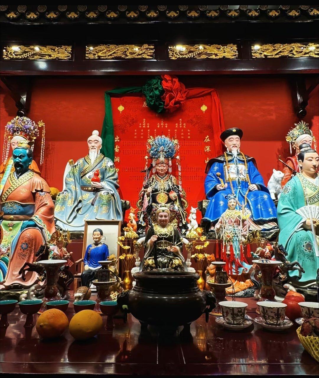 礼赞众仙家，祈愿护我周全，事业美好，爱情顺遂，财运稳健，健健康康。 ​​​