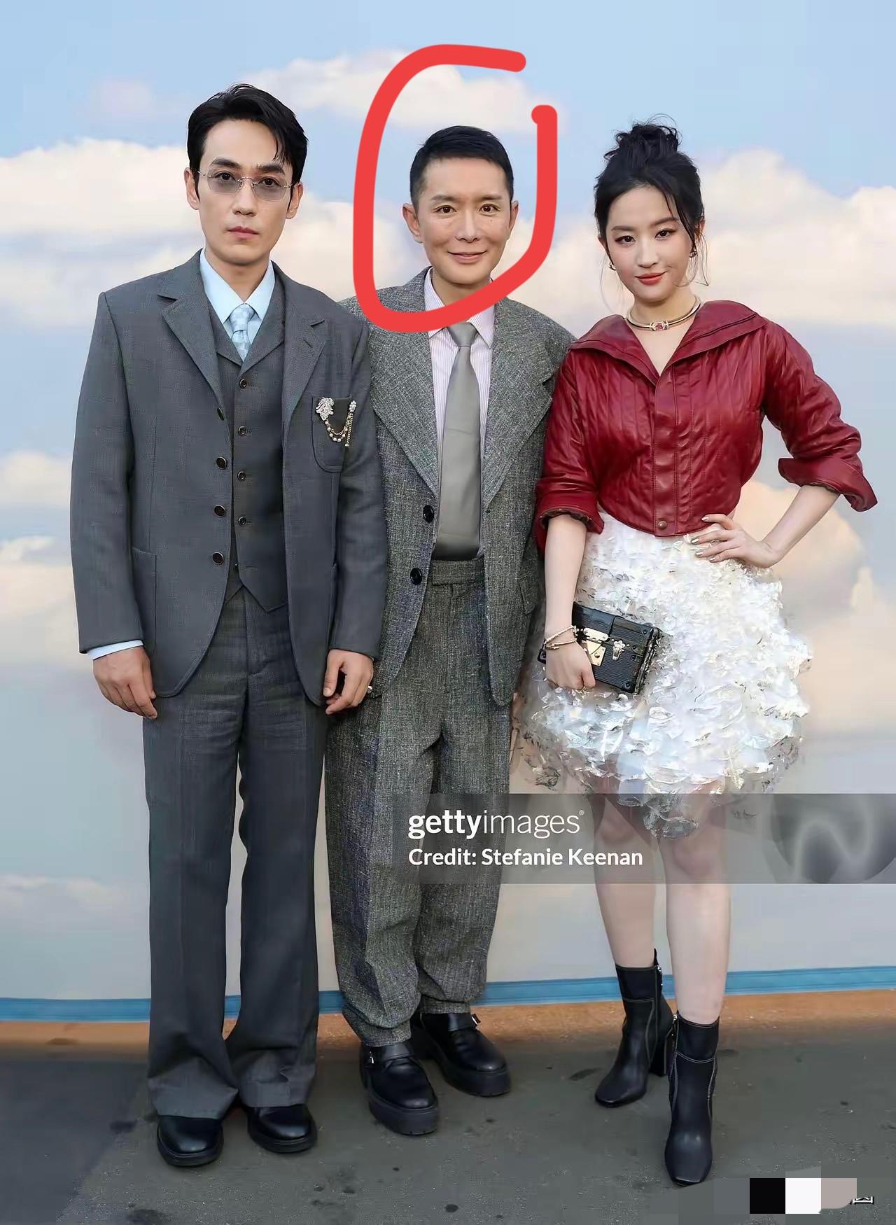 这位大佬是谁？能够站在刘亦菲朱一龙中间