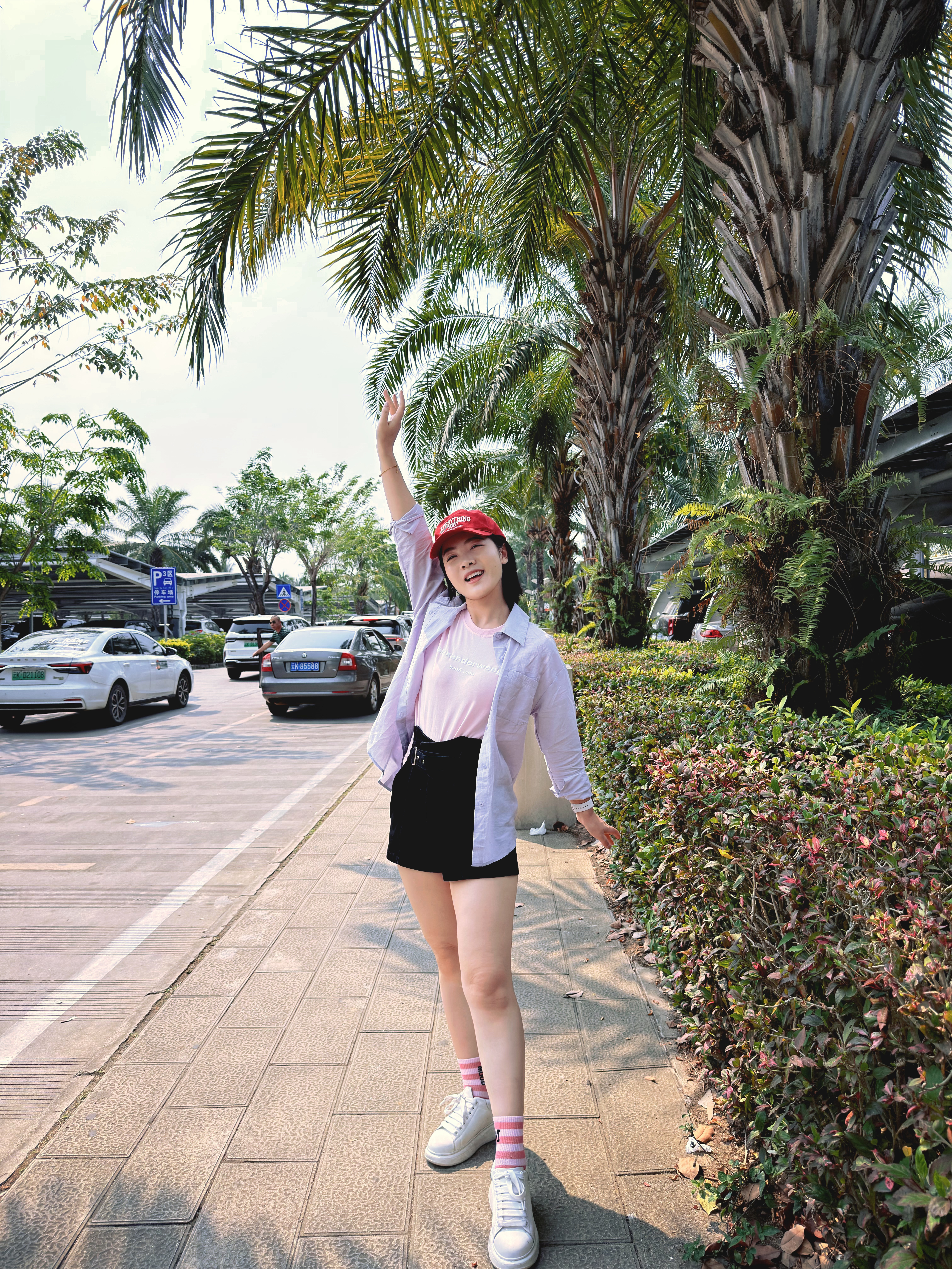 闪现西双版纳昨晚临时决定出差的三人小分队，接机师傅听说我们当天往返北京，表示震惊