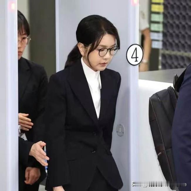 韩国传来重磅消息！

给韩国前第一夫人金建希加刑至4年的法官离奇身亡。

当地时