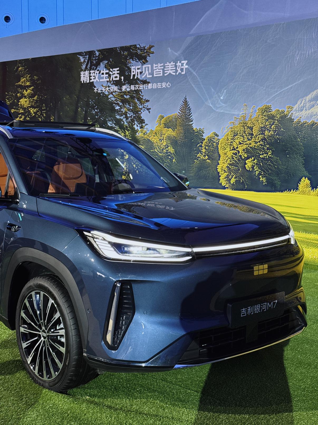 今晚吉利银河M7远航家全球上市，这台车外观采用“飞檐虎视”前脸设计，贯穿灯从头连