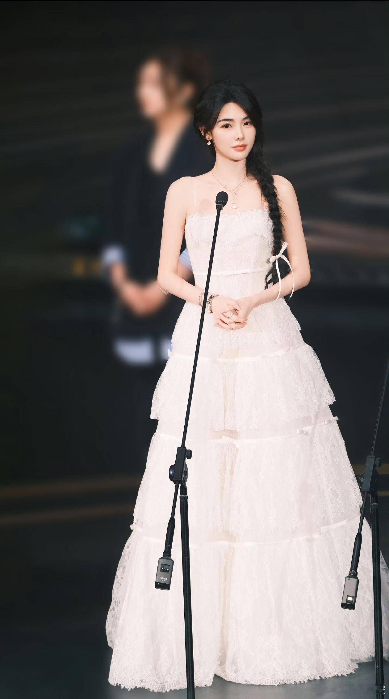 钟雅婷腾讯视频金鹅荣誉闺蜜依旧美貌稳定.