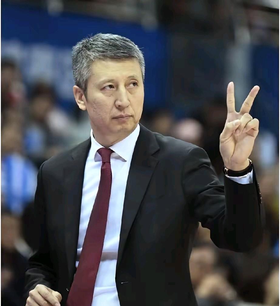 男篮连输韩国两场球，让广大篮球迷无法接受。
但这次球迷和篮协都没有把矛头对准主帅