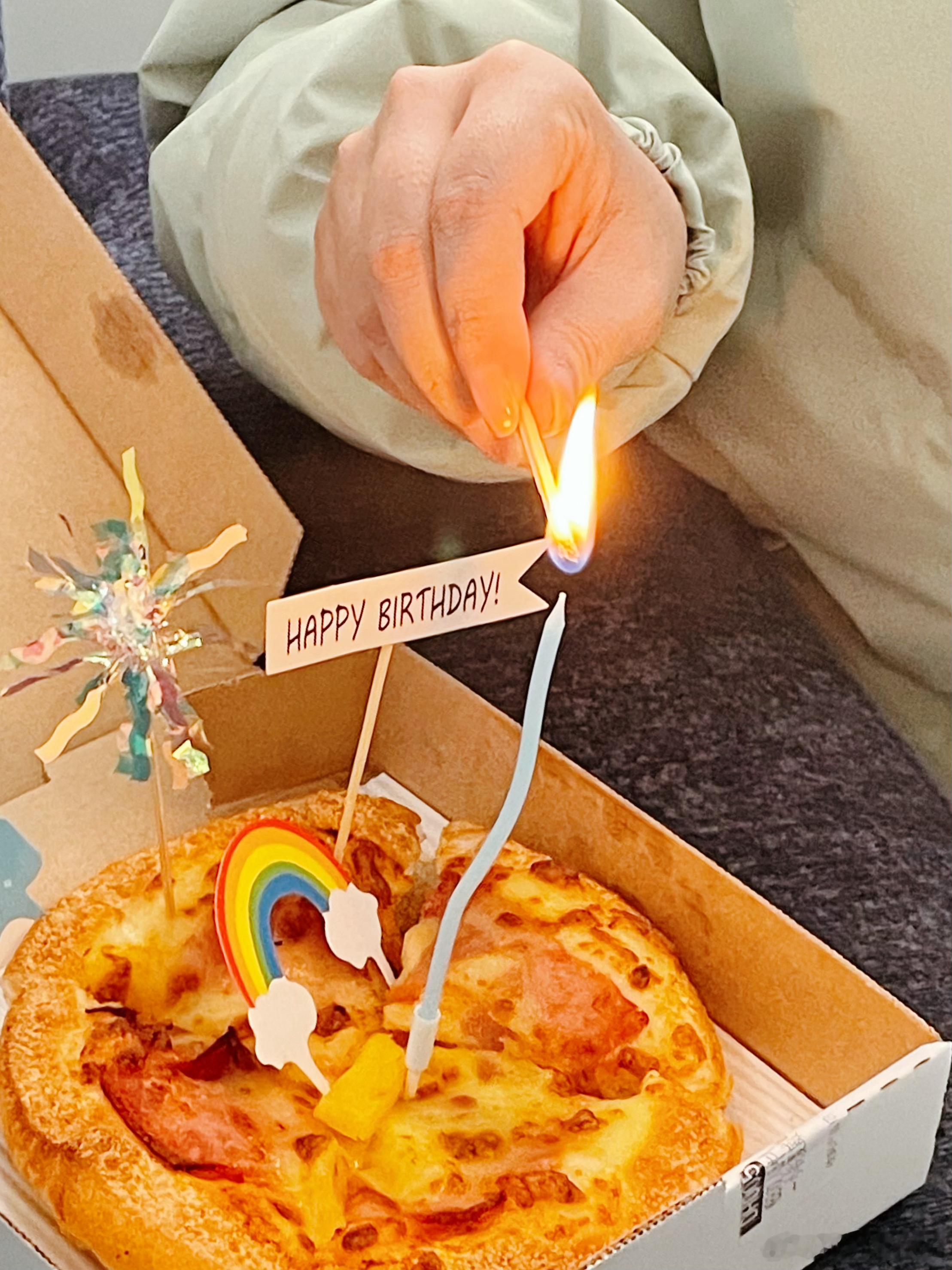 用披萨蛋糕打开我新的一岁如果你看到有人在生日期间，只买了一个披萨，请不要同情她，