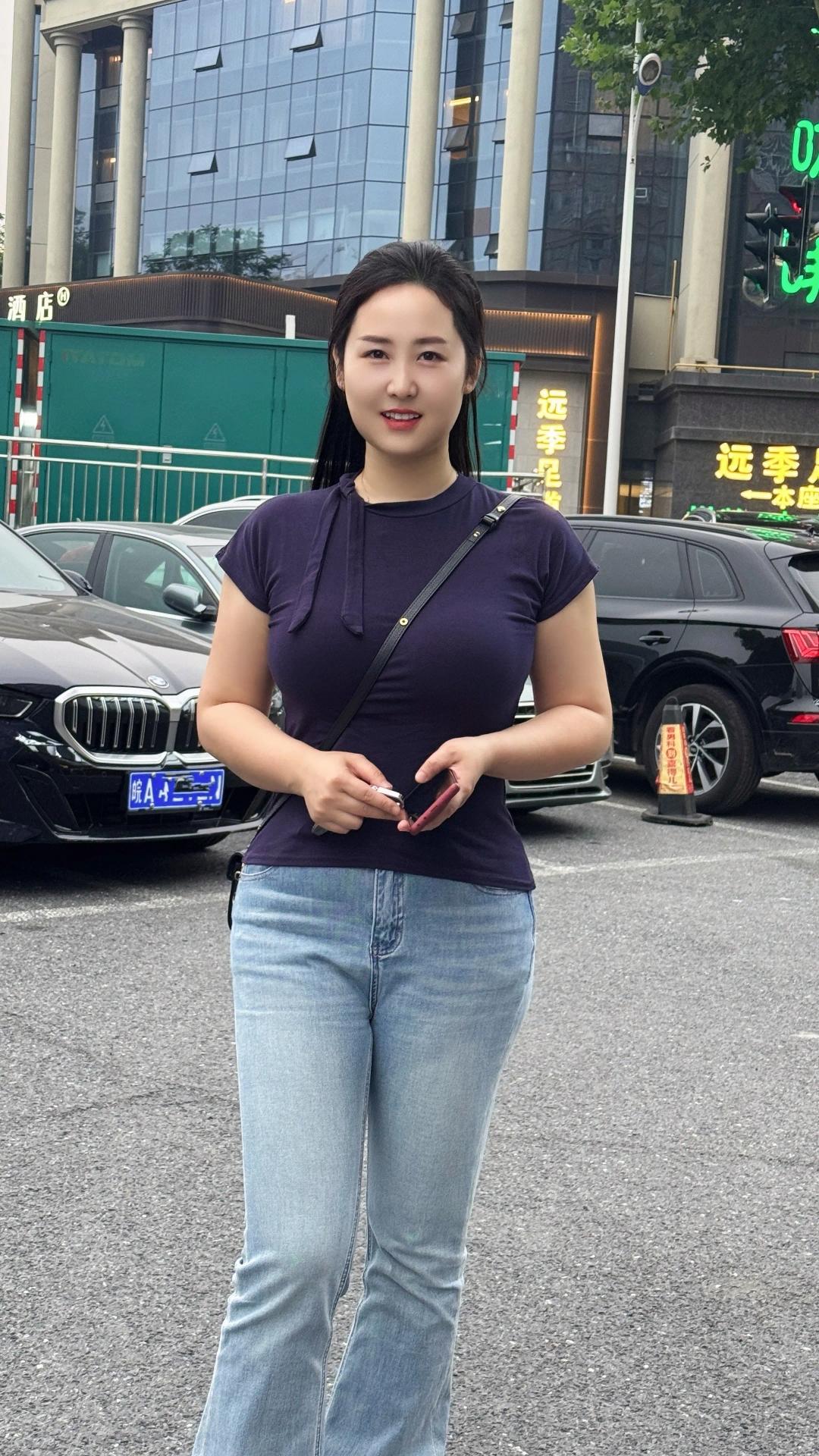 牛仔裤真的是适合任何人穿，无论是胖人还是瘦的都可以穿，而且穿着还都是比较好看的。