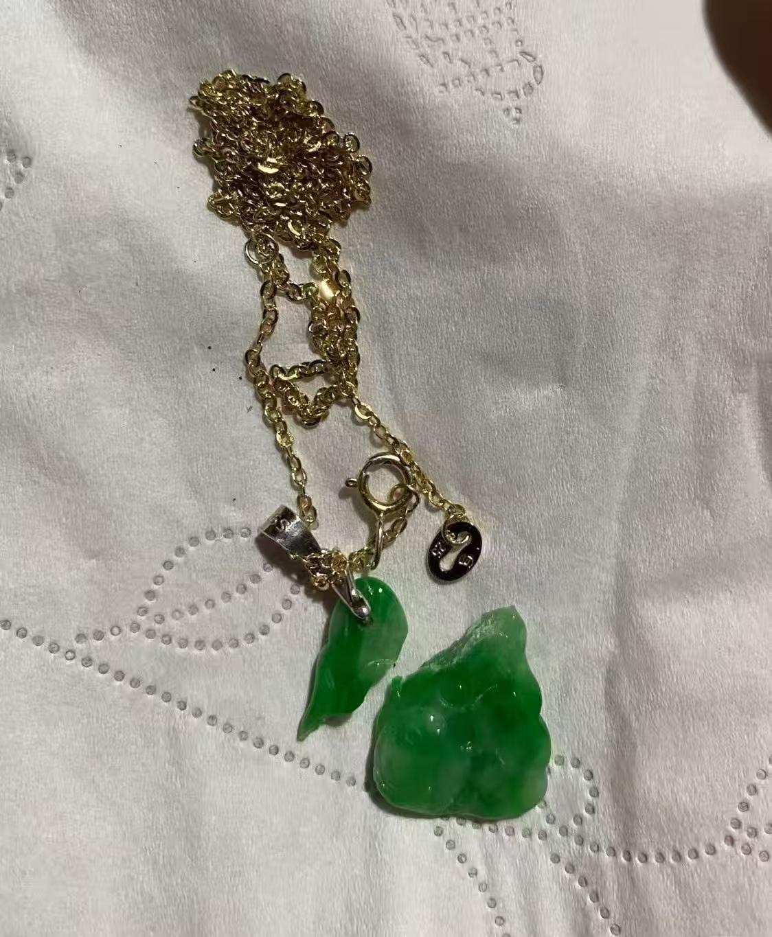 昨晚陪婆婆遛弯，回家发现她链子不见了，赶紧返回去找。金色细链子坠着两块绿石头，一