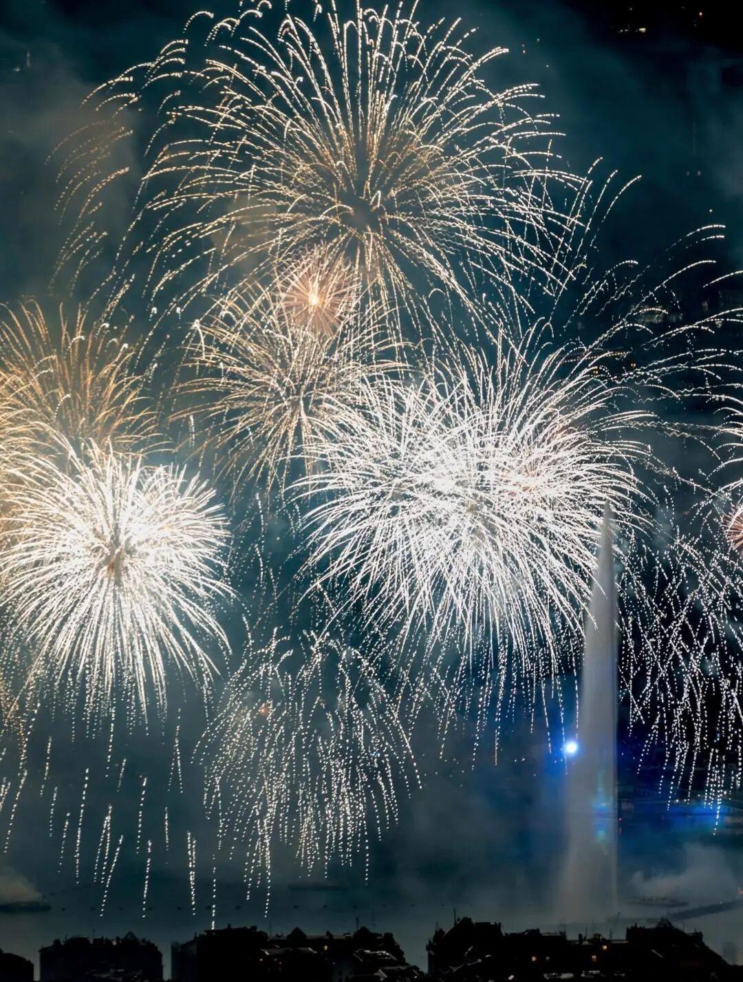 过年放鞭炮不仅是中华民族的千年习俗，而且有着美好的寓意和祝福，也是中国传统文化的