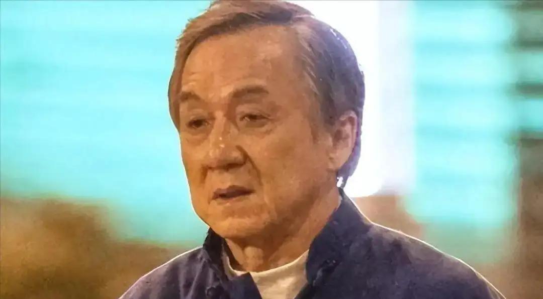 最硬的拳头打不穿最薄的屏幕。
成龙在访谈里说，他怕手机不响。
这个在片场断过骨头