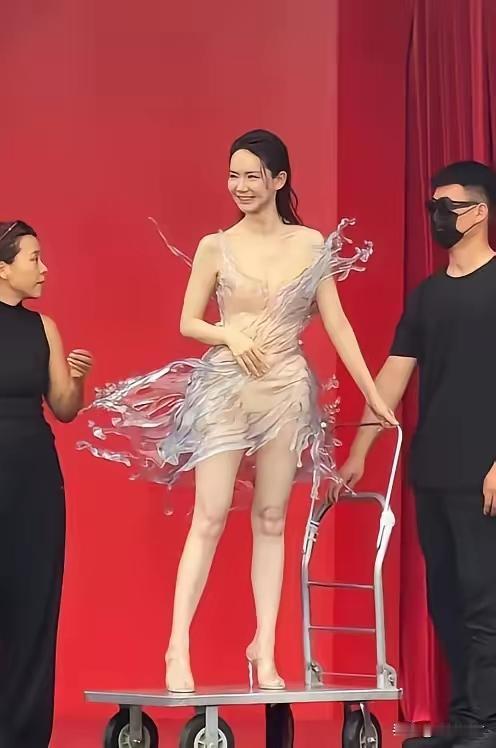 内娱确实不行了，衣服都越来越高清了。

戚薇这次在芭莎之夜，穿了一条3D打印的水