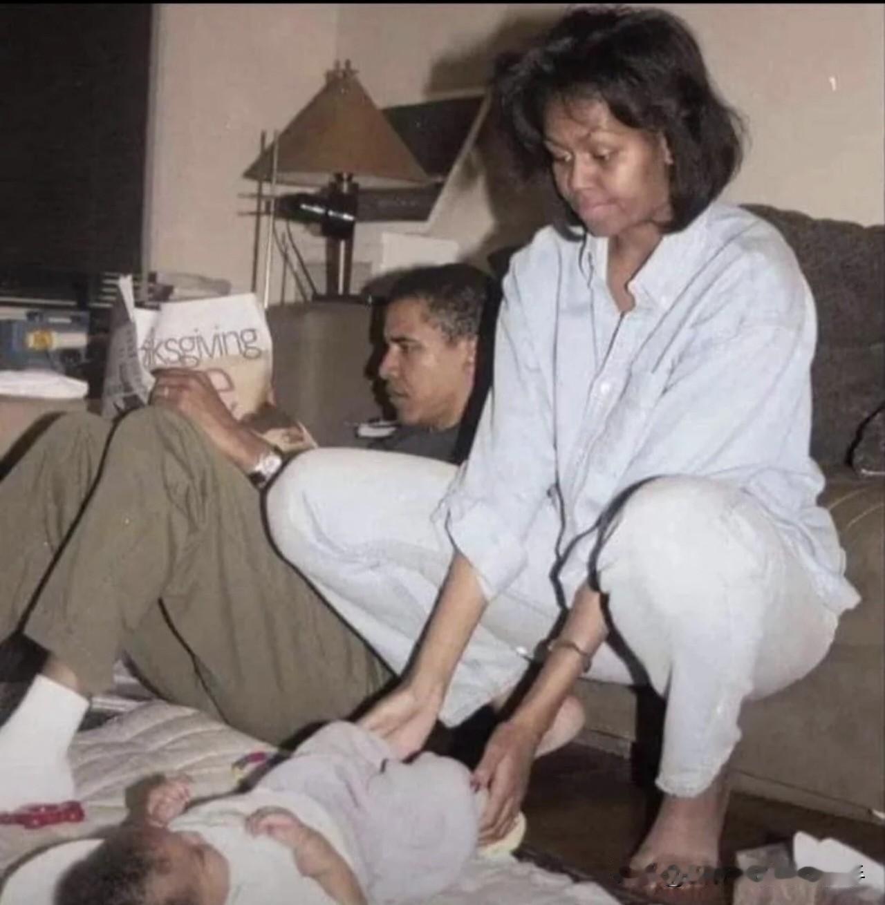 1998年，初为人父人母的奥巴马和妻子米歇尔在芝加哥海德公园自家公寓里的日常生活
