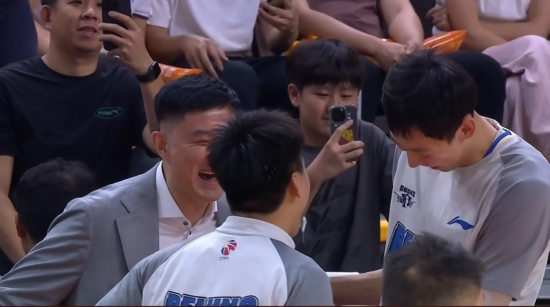 杜峰给球迷诠释什么是乐极生悲！赛前跟周琦赵睿一起聊天很开心。cba广东男篮VS北