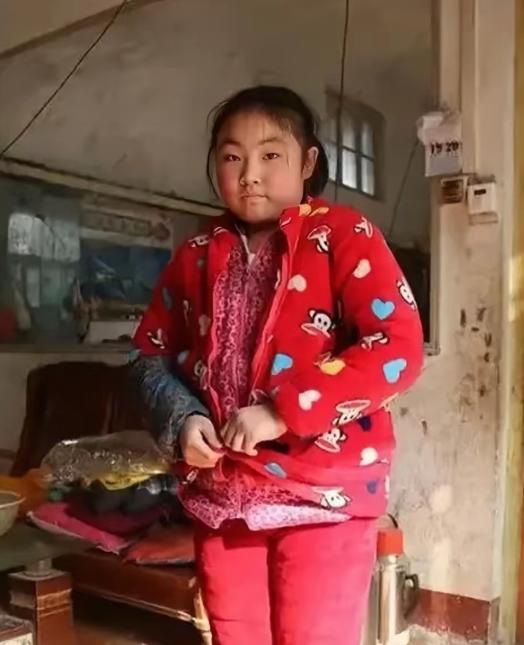 绷不住了！四川，一小女孩6岁没了爹，9岁母亲改嫁远方。在叔叔家借住十二年，高考完
