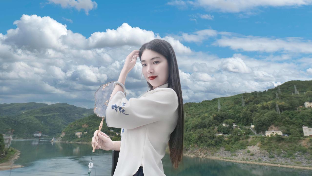 在蜀河古镇蓝天白云下，感受大自然的宁静与美好。